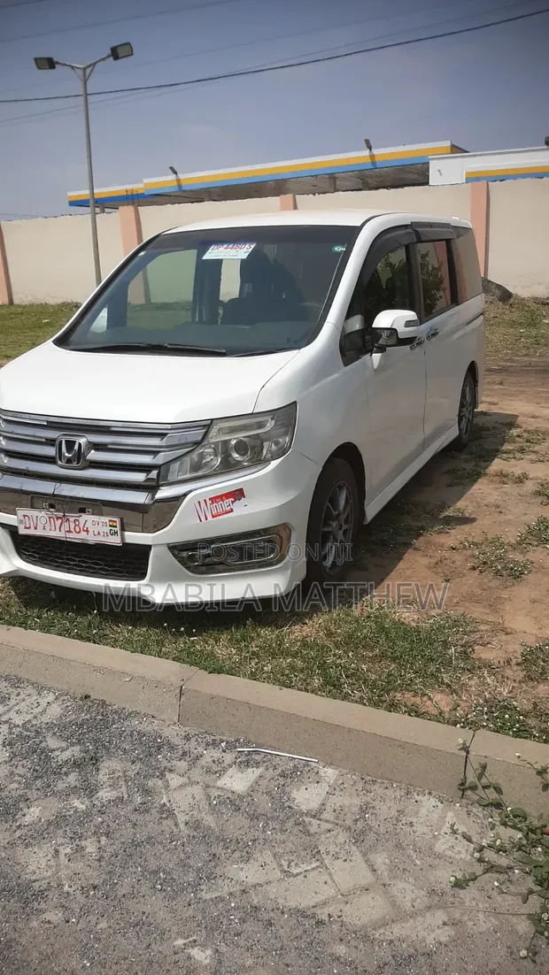 Honda Stepwgn 2012 White - 1