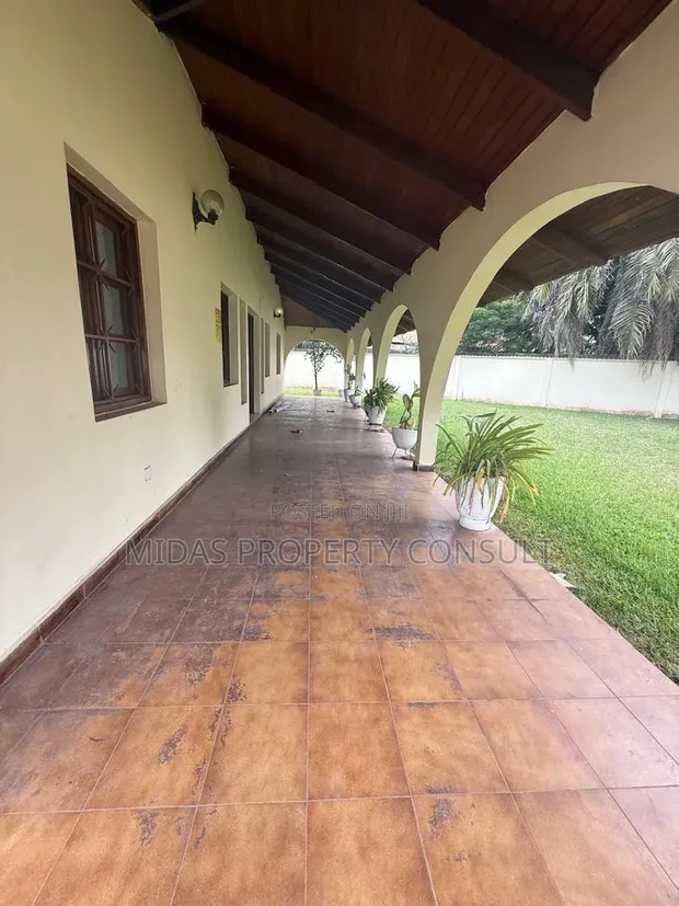 6-Bedroom House with Boys Quarters in Tesano Club, Abeka - 1
