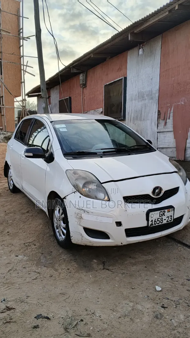 Toyota Vitz 1.0 FWD 3dr 2010 White - 1