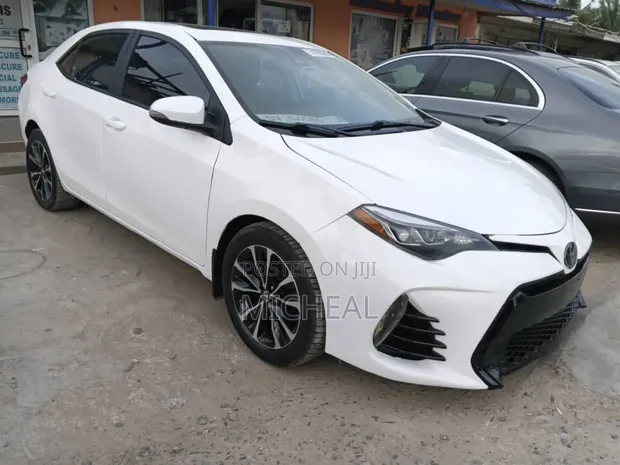 Toyota Corolla 2017 White - 1