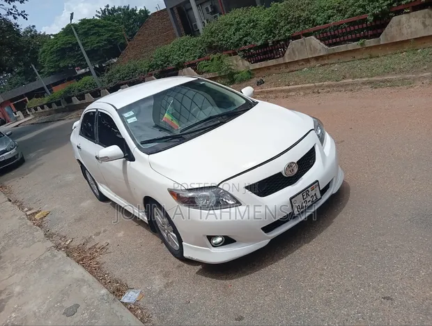 Toyota Corolla 2009 White - 1