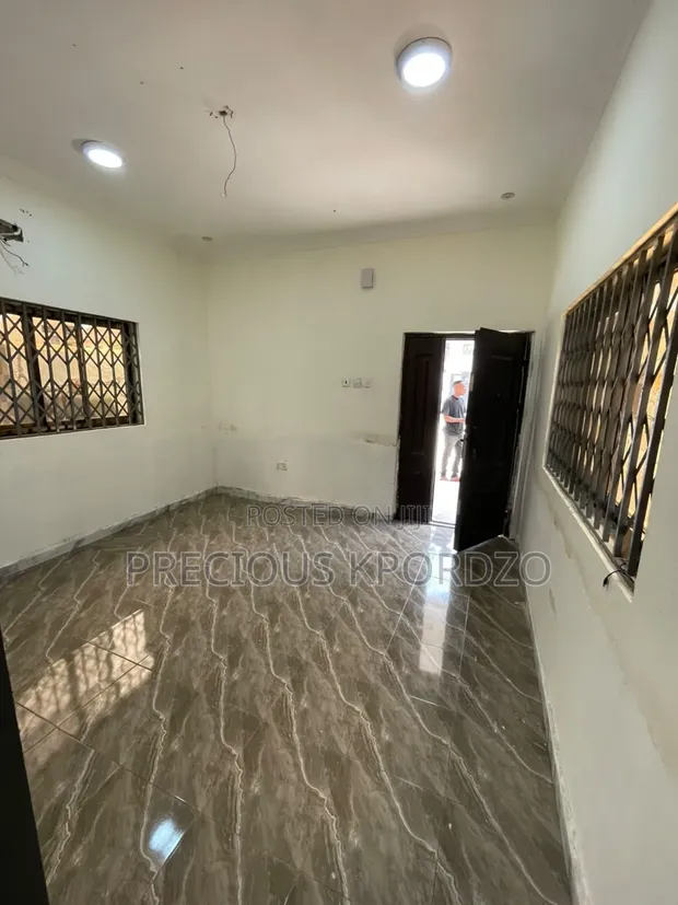 1 Bedroom Room & Parlour for Rent in Adenta Commandos - 1