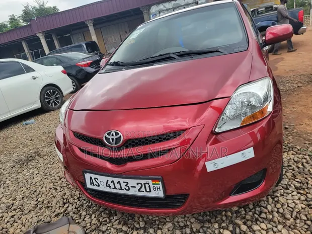 2010 Toyota Yaris Base Sedan - 1