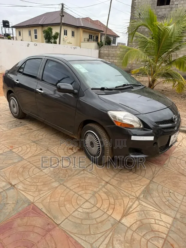 Toyota Yaris Base Sedan 2010 Black - 1