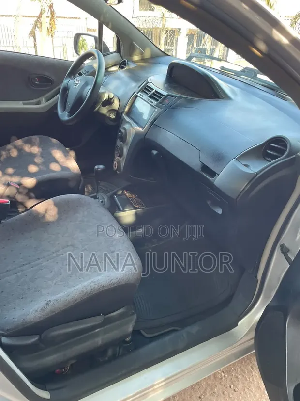 Toyota Vitz 2010 Silver - 1
