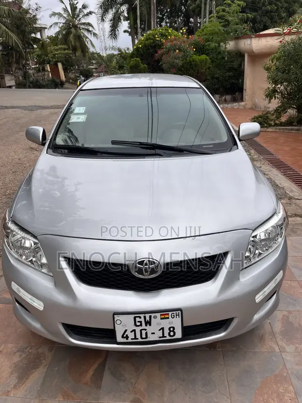 Toyota Corolla 2010 Silver - 1