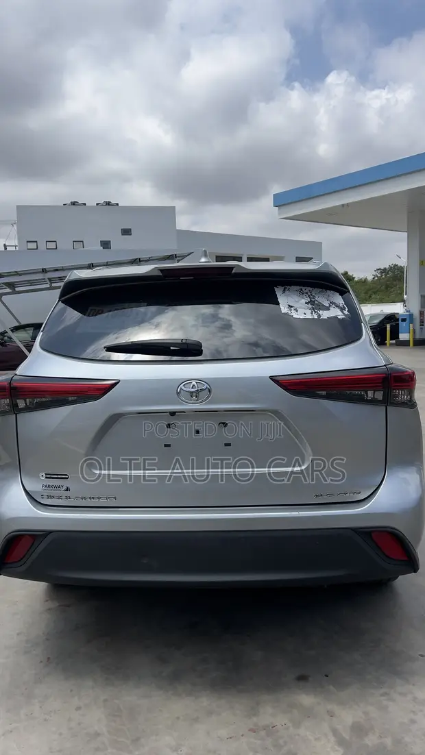 2021 Toyota Highlander XLE Silver - 1