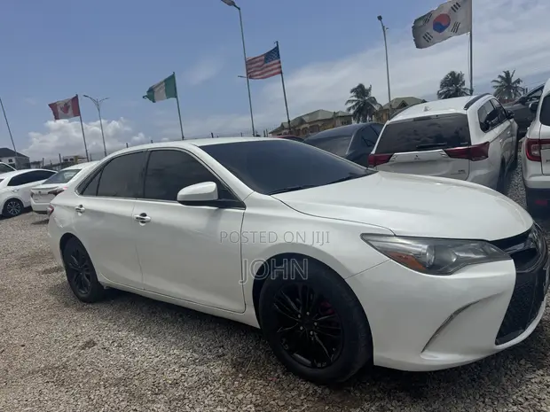 2017 Toyota Camry SE Sedan - 1
