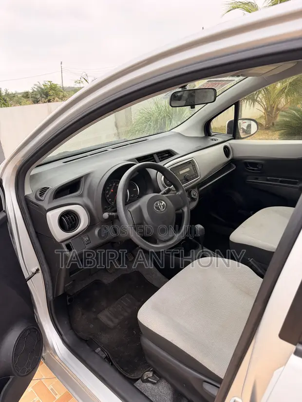 Toyota Vitz 2013 Silver - 1