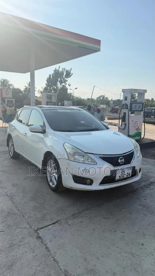 Nissan Tiida 1.6 Hatchback 2012 White - 1