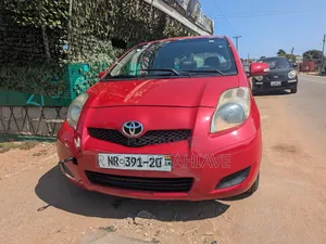 Toyota Yaris Base Sedan 2010 Red