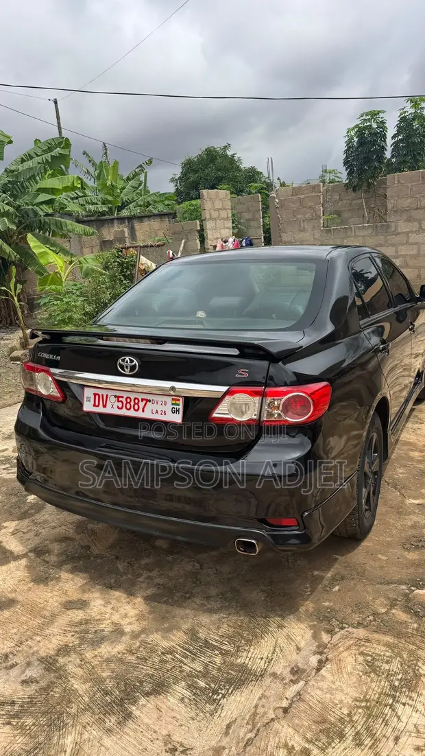 Toyota Corolla 2013 Black - 1