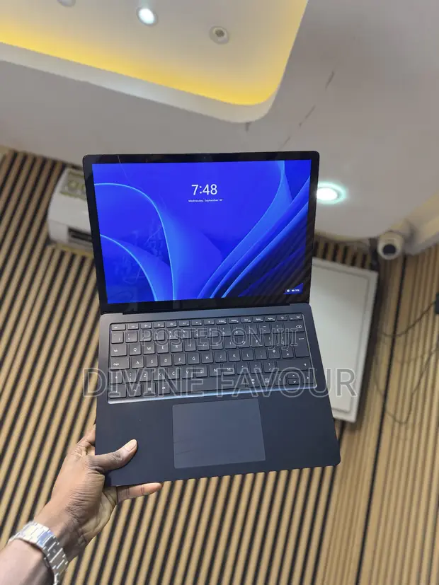 Microsoft Surface Laptop 3 - 13" Intel Core i5, 16GB RAM, 256GB SSD - 1