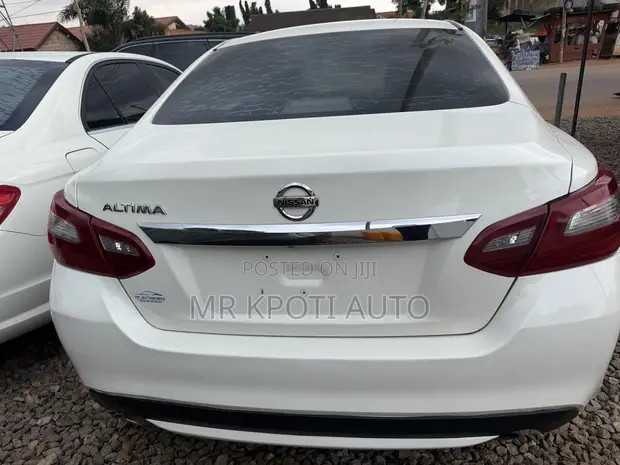 Nissan Altima 2018 White - 1