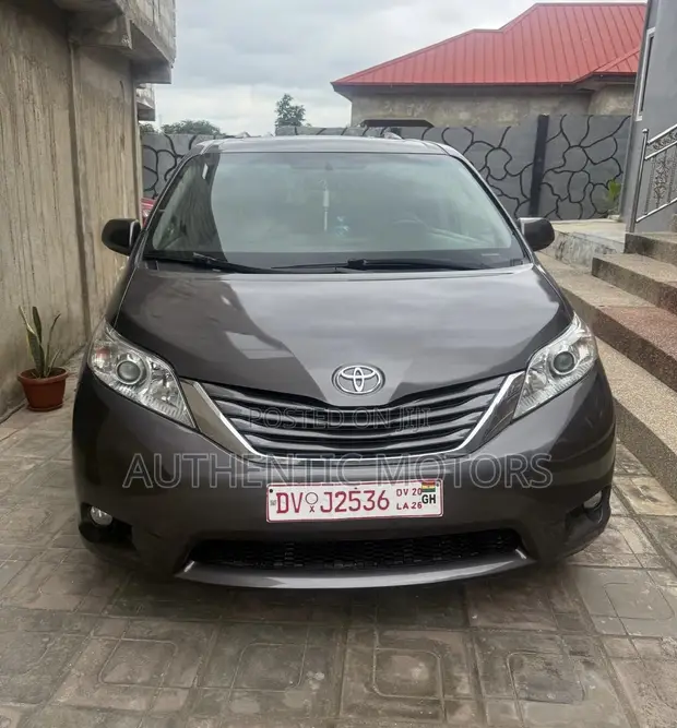 Toyota Sienna 2017 Gray - 1