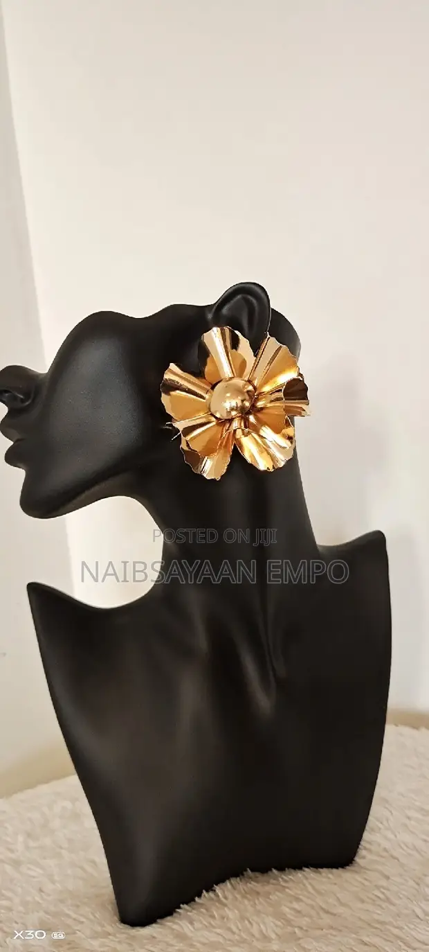 Golden Luxury Texture Flower Earrings - 1