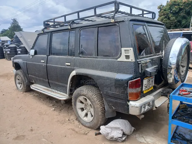 Nissan Patrol 1990 Gray - 1