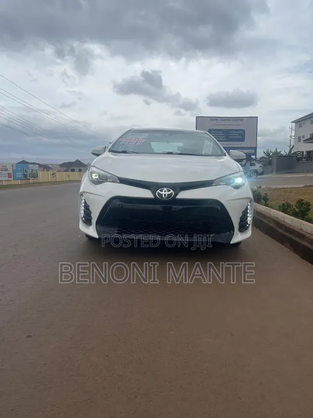 Toyota Corolla LE 2019 White - 1