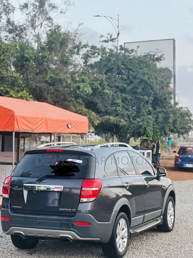 Chevrolet Captiva 2016 Gray - 1