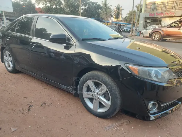 2014 Toyota Camry SE Sedan - 1