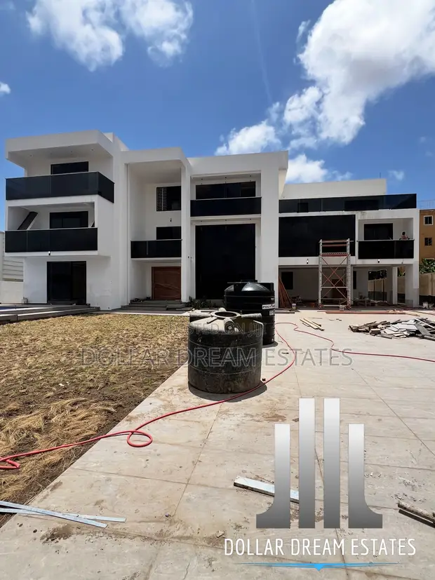 9-Bedroom House with Pool in Adjiriganor for Sale - 1
