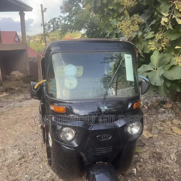 Bajaj RE 2025 Black - 1