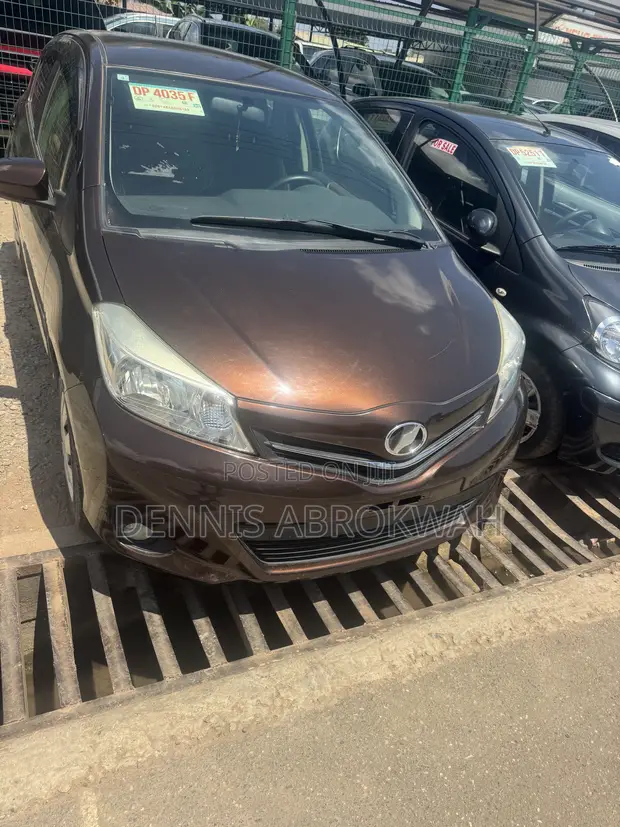 Toyota Vitz 1.3 FWD 5dr 2014 Brown - 1