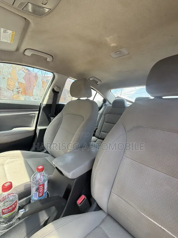 Hyundai Elantra SE 2018 Silver - 1