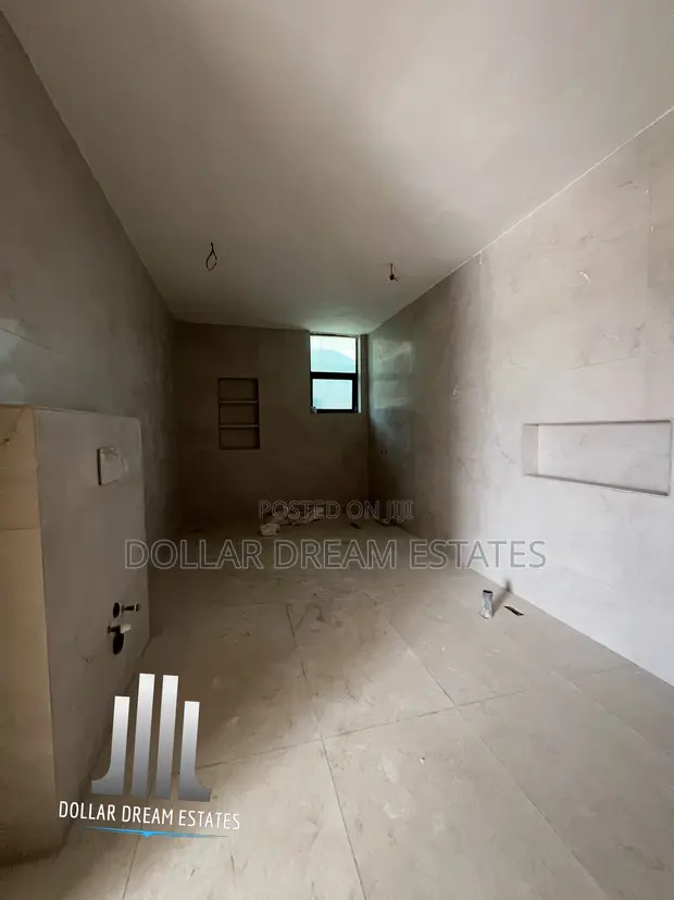 5-Bedroom House for Sale in Adjiriganor - 1