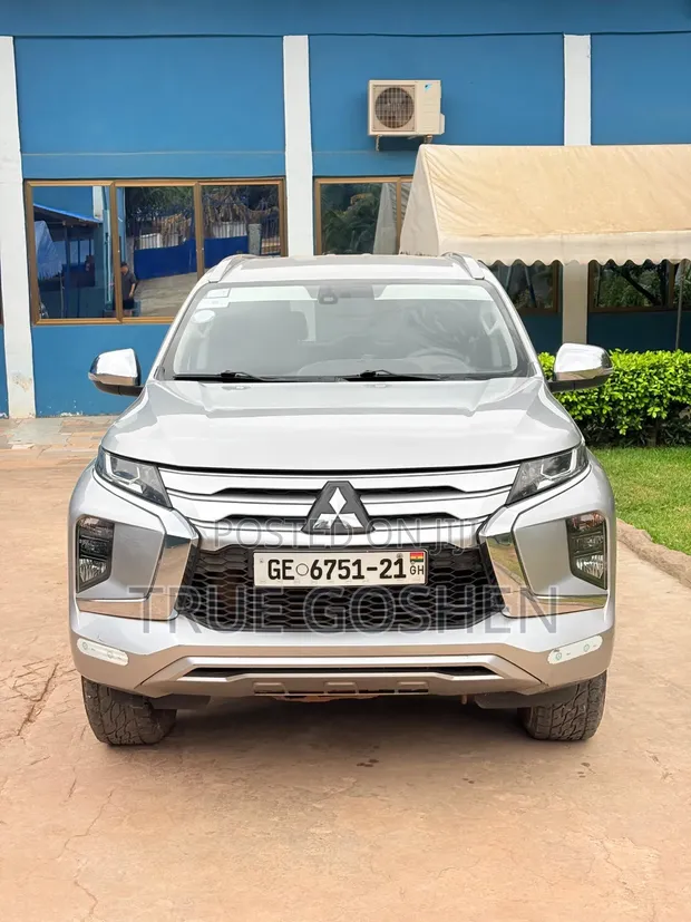 Mitsubishi Pajero 2021 Silver - 1