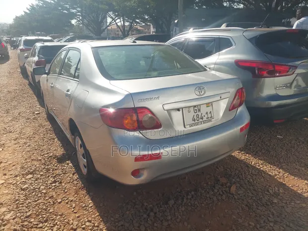Toyota Corolla 2010 Silver - 1