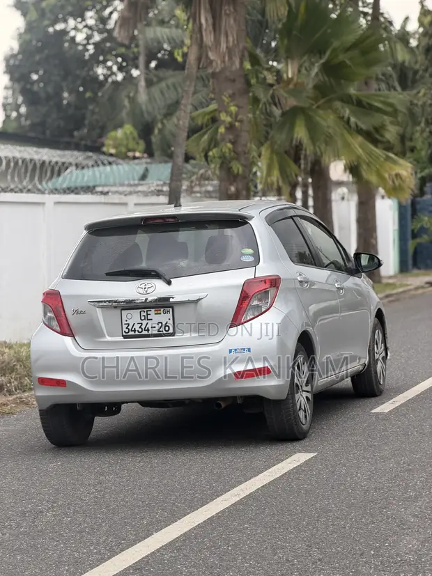 Toyota Vitz 1.3 FWD 5dr 2013 Silver - 1