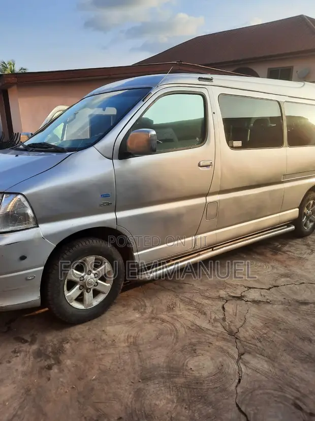 Toyota HiAce Grand Cabin 2010 Silver - 1