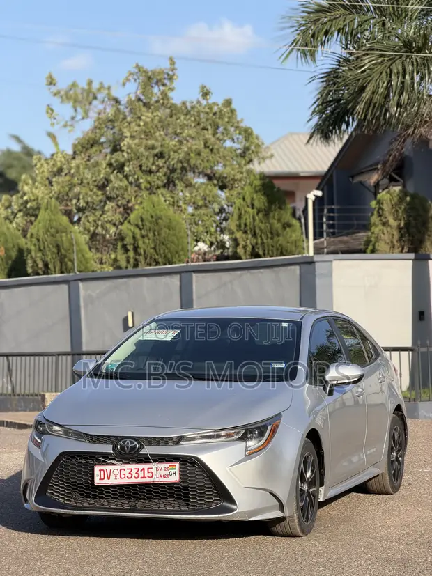 Toyota Corolla 2022 Silver - 1