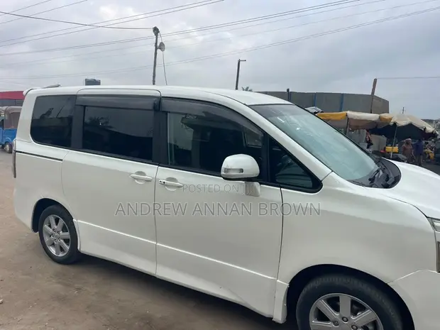 Toyota Voxy 2010 White - 1
