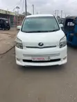 Toyota Voxy 2010 White - 3
