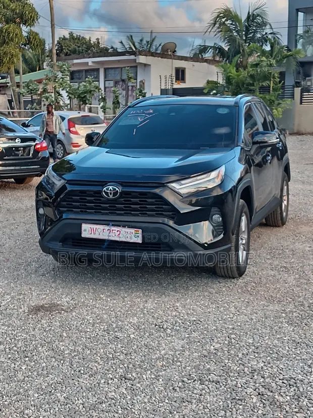 Toyota RAV4 XLE 2025 Gray - 1