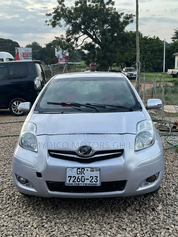 Toyota Vitz 1.5 FWD 3dr 2010 Gray - 1