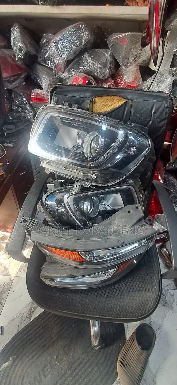 Hyundai Venue 2017-2018 Headlight Pair (Used) - 1