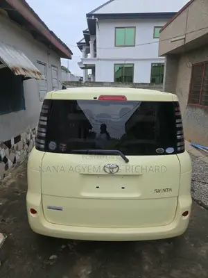 Toyota Sienta 1.5 FWD 2010 Yellow