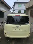 Toyota Sienta 1.5 FWD 2010 Yellow - 1