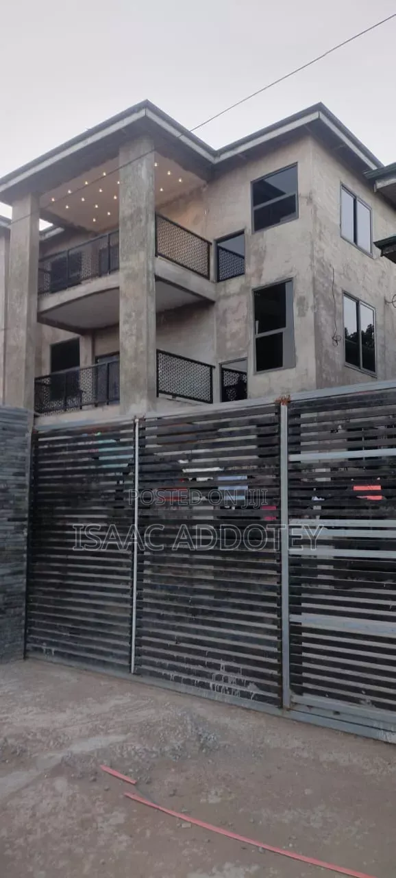 Furnished 3-Bedroom Apartment for Rent in Lashibi DRC, Baatsona - 1