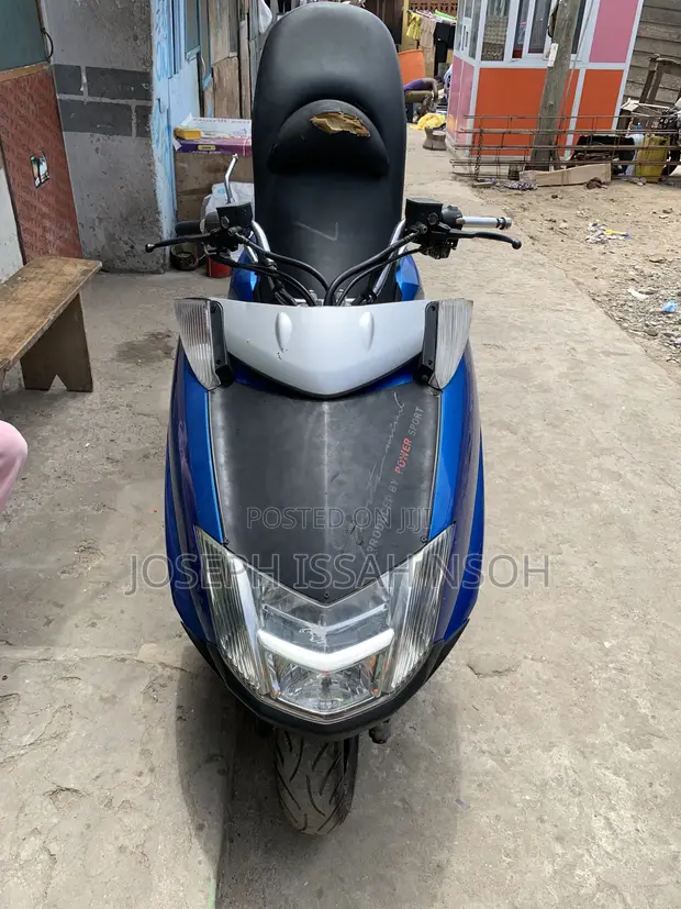 Yamaha Maxam CP250 Maxi-Scooter - 1