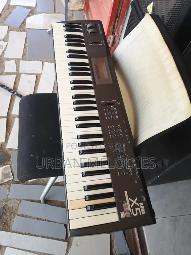 Korg X5 Synthesizer Keyboard - 1