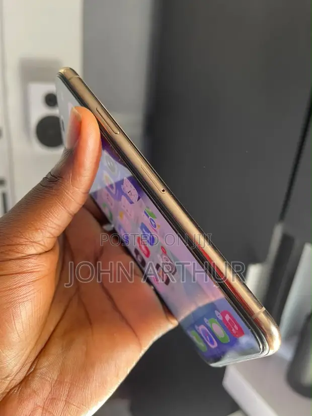 Apple iPhone 11 Pro Max 64GB Gold - 1