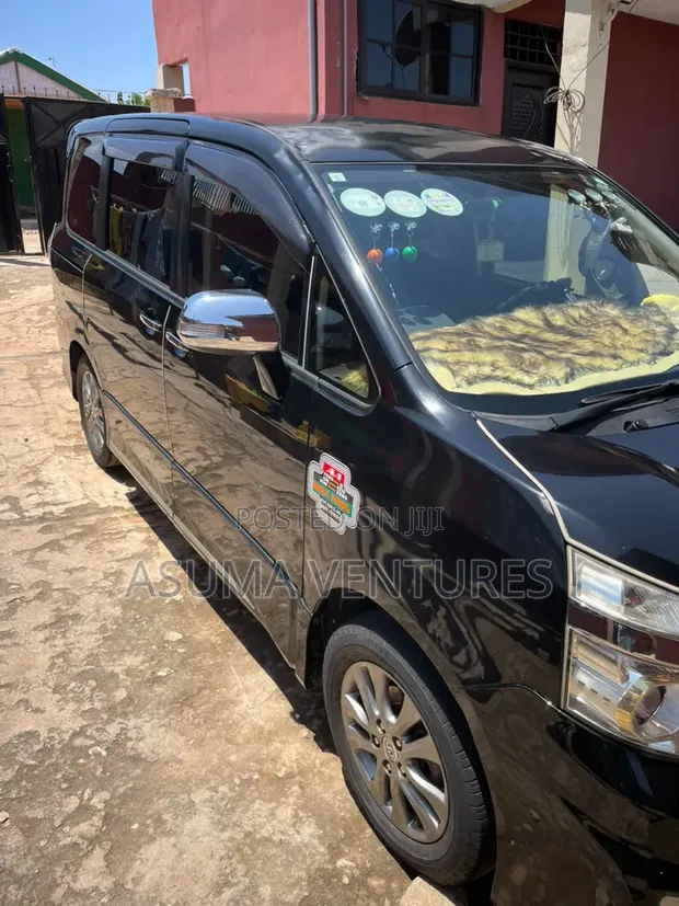 Toyota Voxy V 2WD 8-Seater 2013 Black - 1