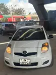 Toyota Yaris 2010 White - 2