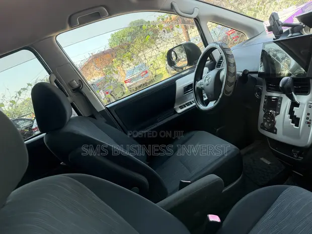 Toyota Voxy V 2WD 7-Seater 2012 Black - 1