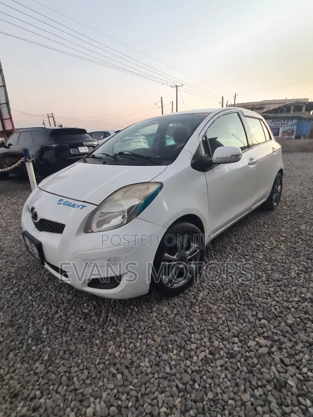 Toyota Vitz 1.0 FWD 3dr 2010 White - 1