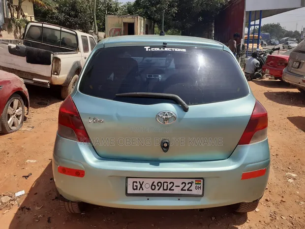 Toyota Vitz 2010 Green - 1